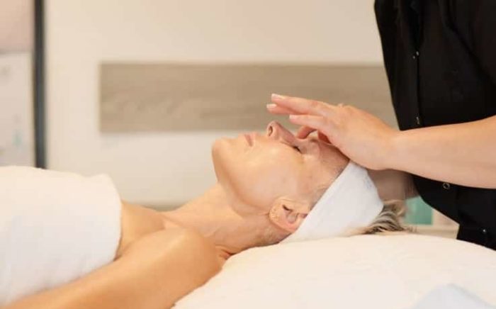 Prévenir le relâchement cutané du visage : stratégies expertes pour préserver fermeté et jeunesse